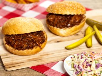 college basketball towns, tailgating, food and drink, chapel hill, university of north carolina, barbecue, bbq, pulled pork sandwich
